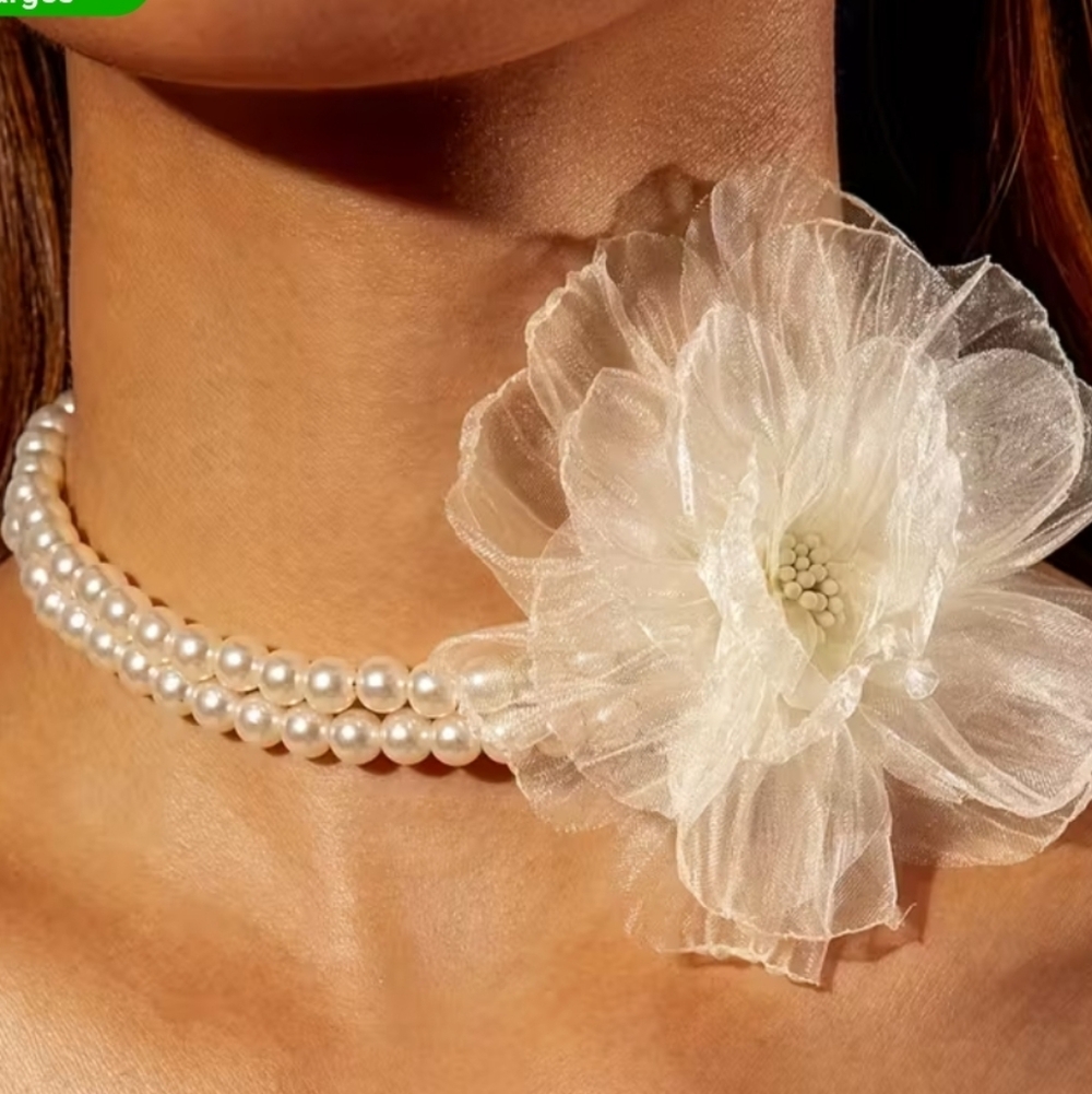 Elegant Faux Pearl Necklace with Floral Accent (NEW)